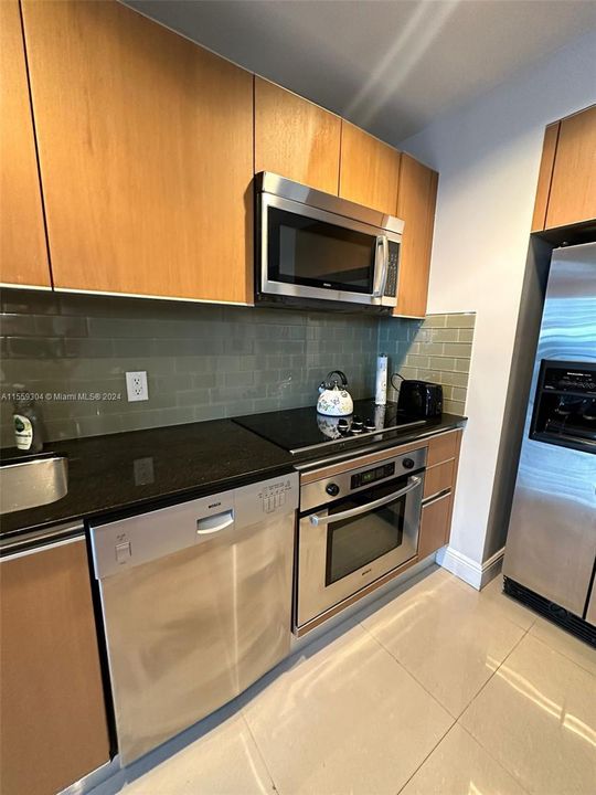 For Sale: $470,000 (1 beds, 1 baths, 731 Square Feet)
