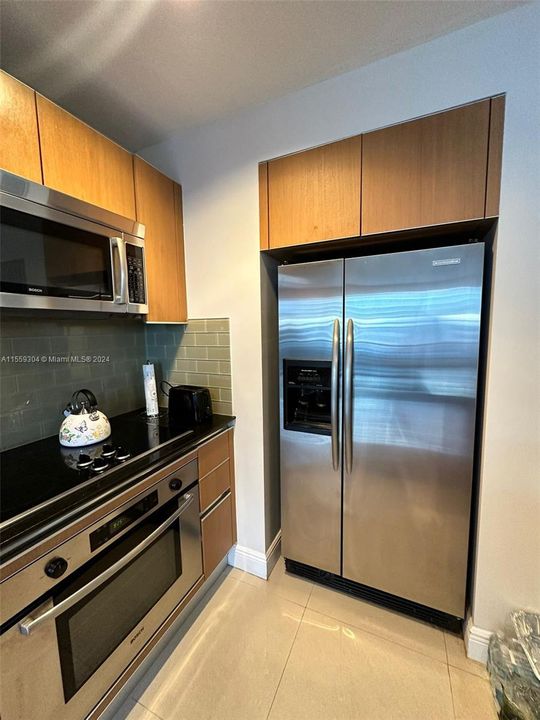 For Sale: $470,000 (1 beds, 1 baths, 731 Square Feet)
