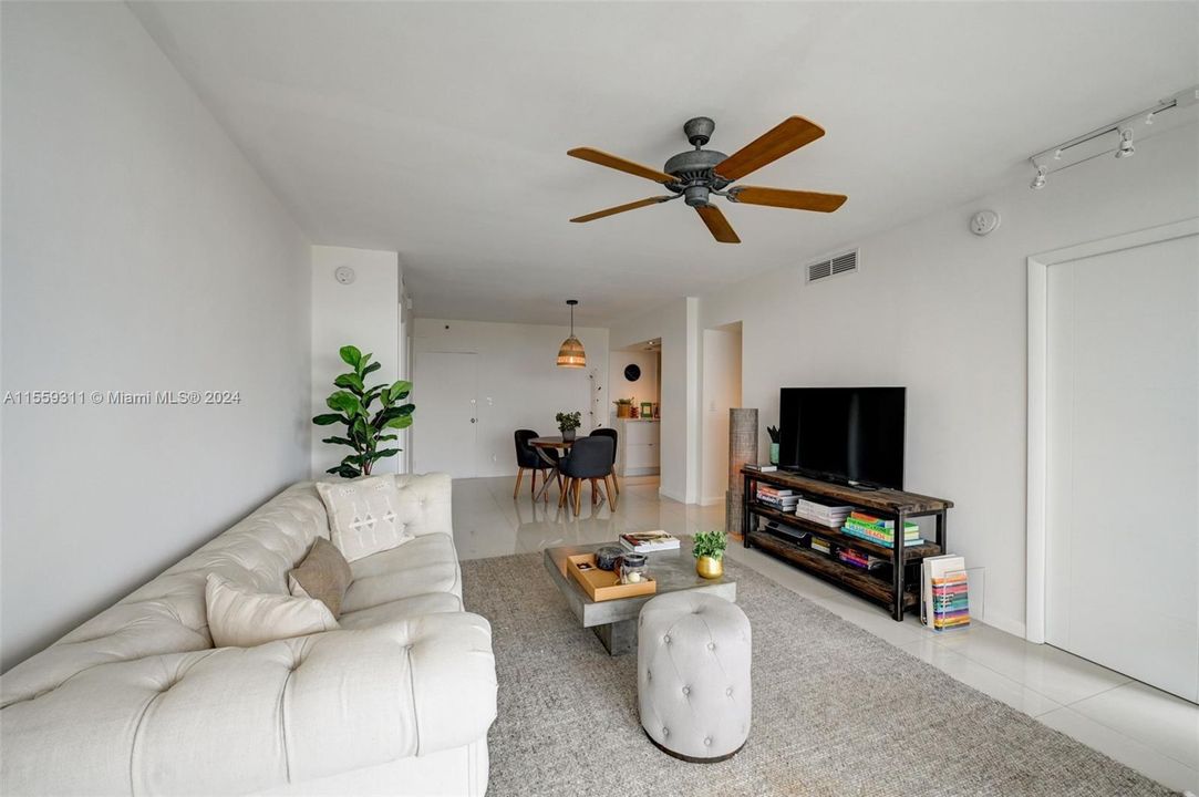 Active With Contract: $775,000 (2 beds, 2 baths, 1190 Square Feet)