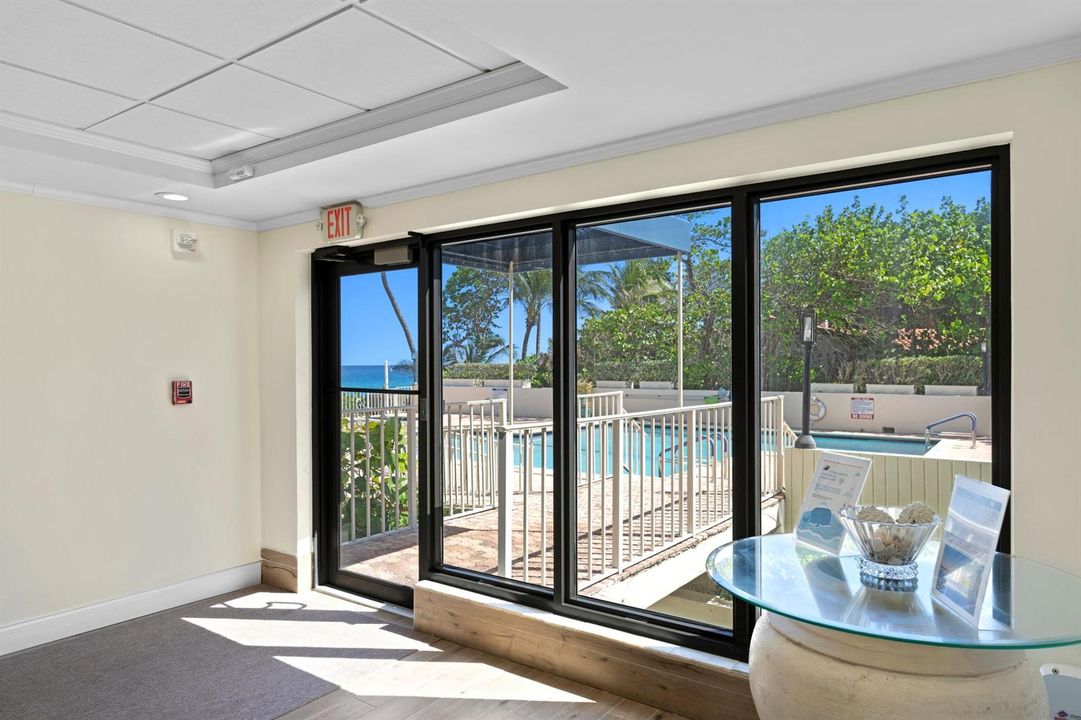Direct access to pool and beach