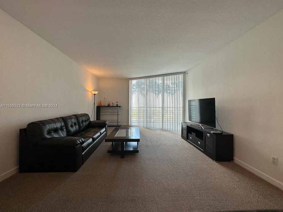 For Rent: $2,600 (1 beds, 1 baths, 846 Square Feet)