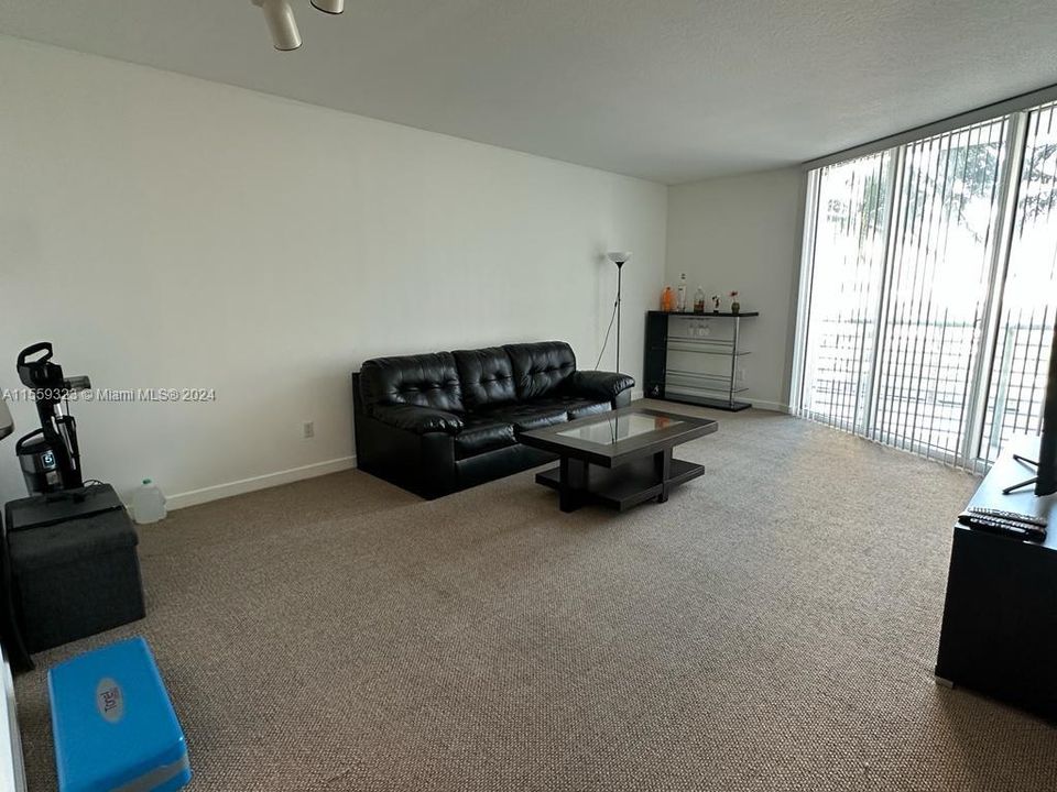 For Rent: $2,550 (1 beds, 1 baths, 846 Square Feet)