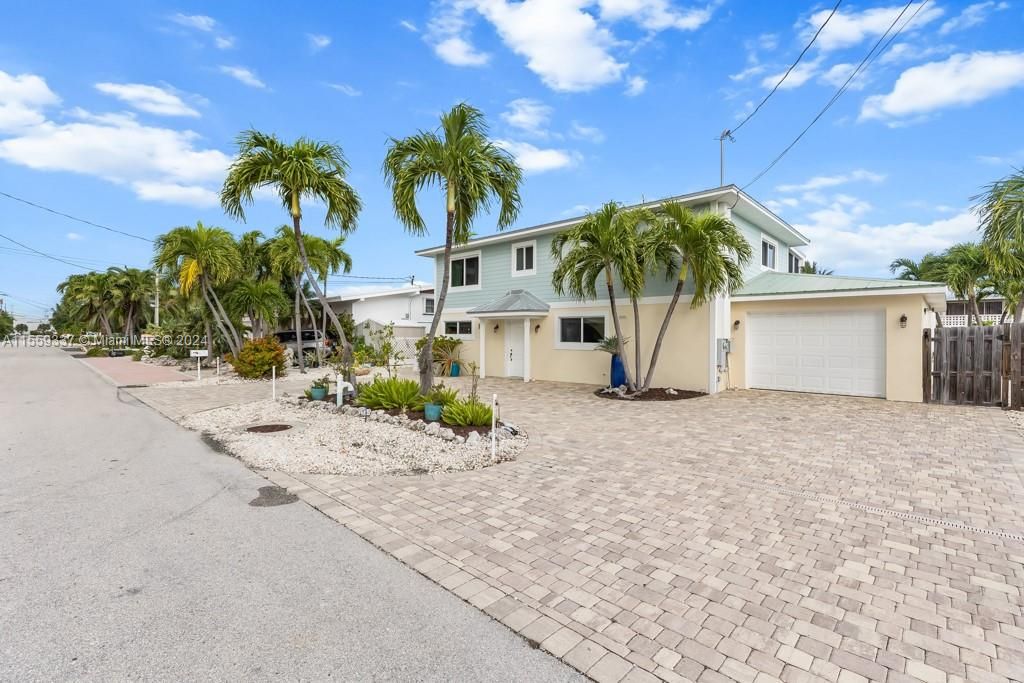 For Sale: $2,200,000 (3 beds, 3 baths, 1989 Square Feet)