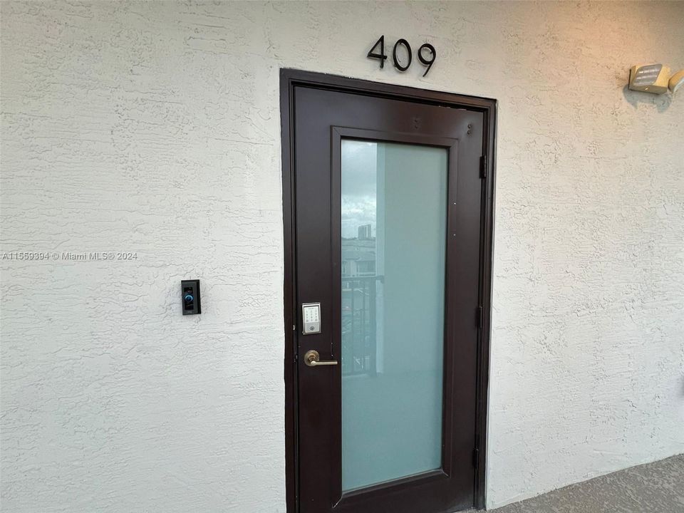 Active With Contract: $3,200 (3 beds, 2 baths, 1124 Square Feet)