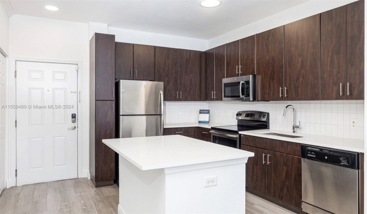 Active With Contract: $2,502 (2 beds, 2 baths, 1059 Square Feet)