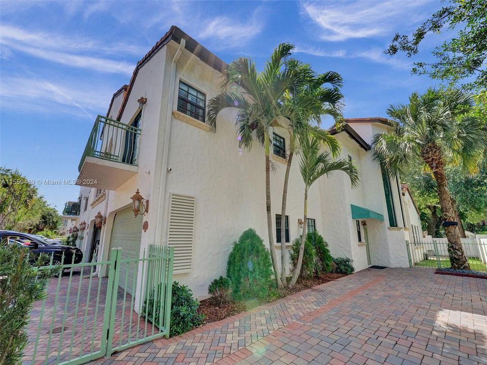 Recently Sold: $799,997 (3 beds, 2 baths, 2658 Square Feet)