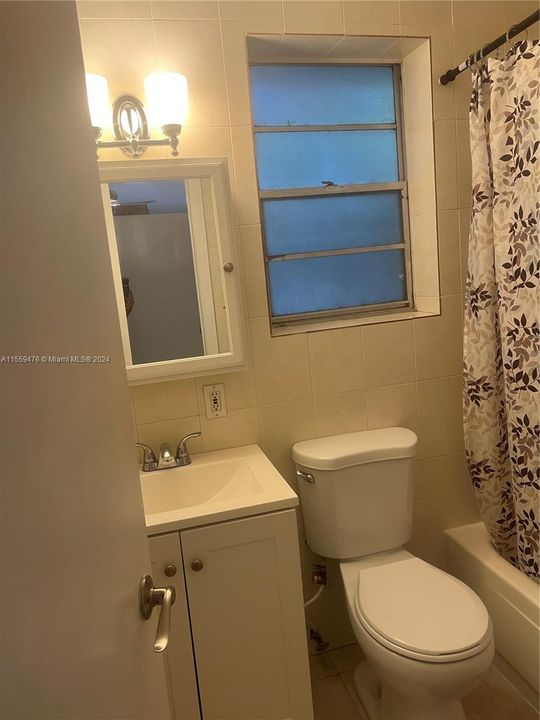 For Sale: $250,000 (1 beds, 1 baths, 608 Square Feet)
