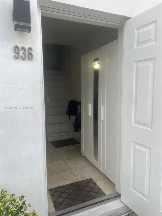 For Sale: $250,000 (1 beds, 1 baths, 608 Square Feet)