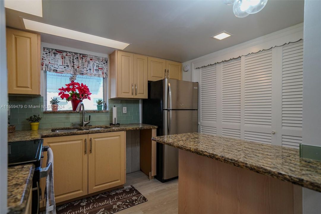 For Sale: $190,000 (2 beds, 2 baths, 883 Square Feet)