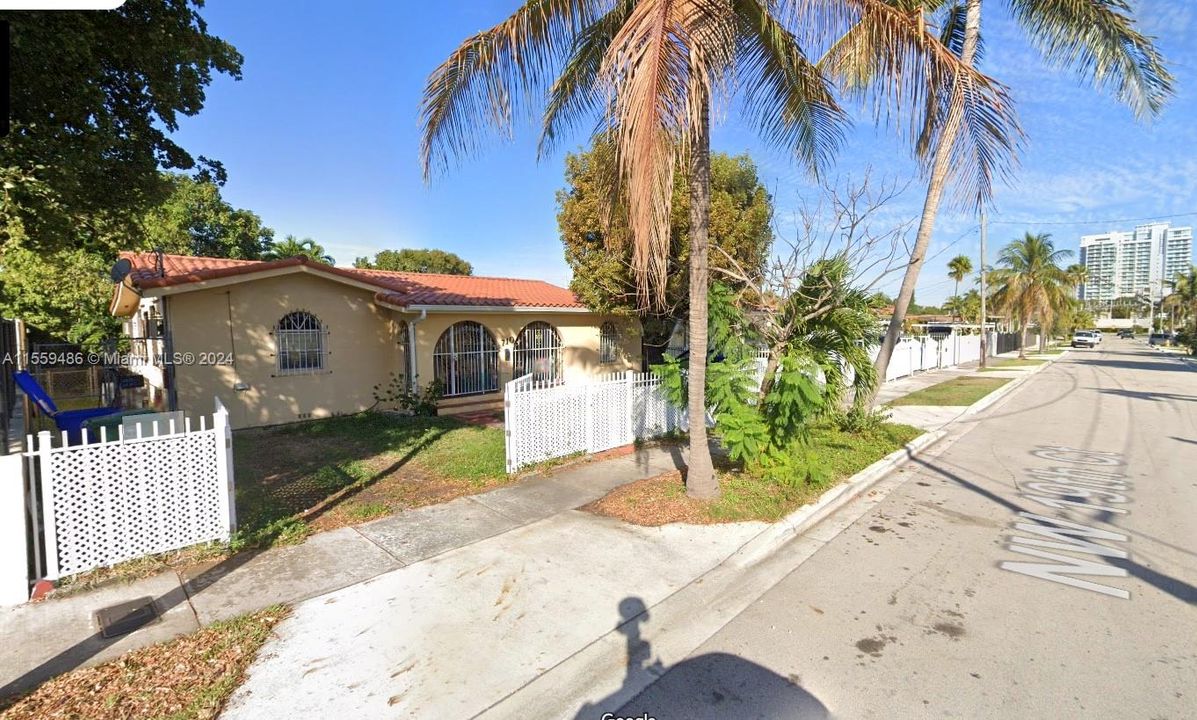 Active With Contract: $600,000 (4 beds, 2 baths, 1710 Square Feet)