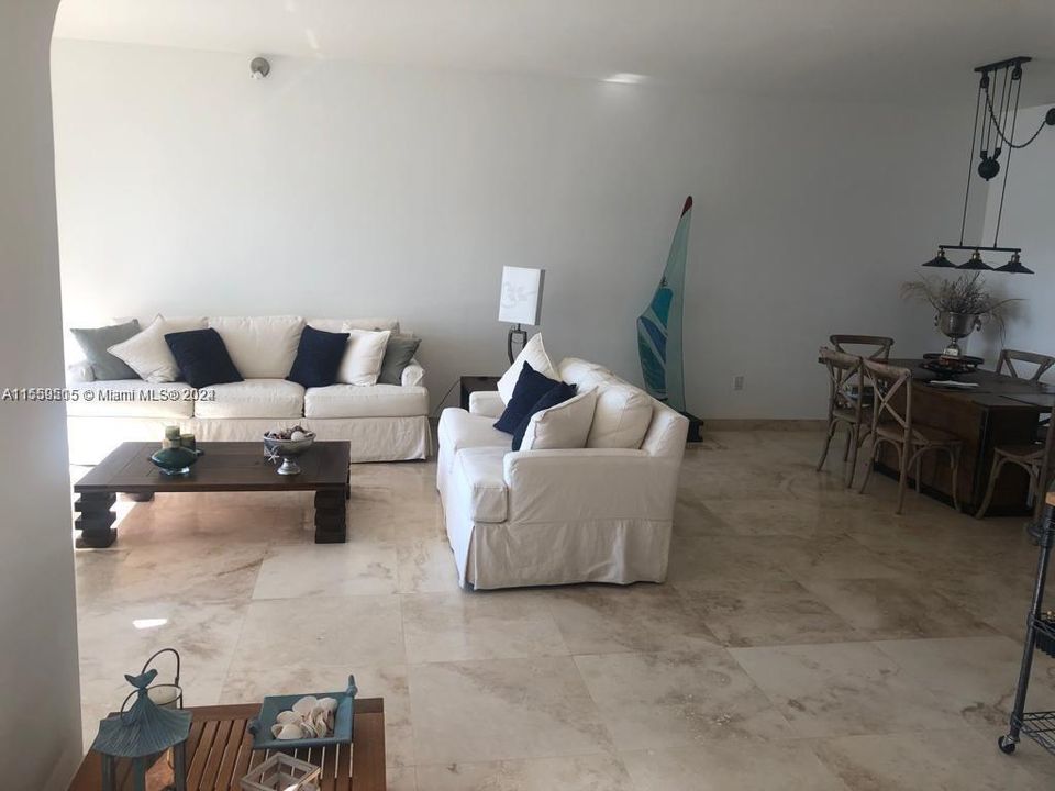 En Venta: $649,000 (2 camas, 2 baños, 1150 Pies cuadrados)