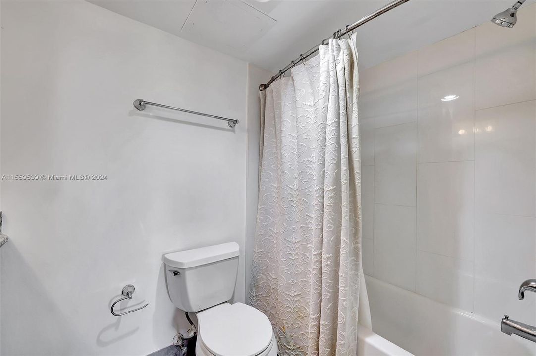 For Sale: $250,000 (1 beds, 1 baths, 678 Square Feet)