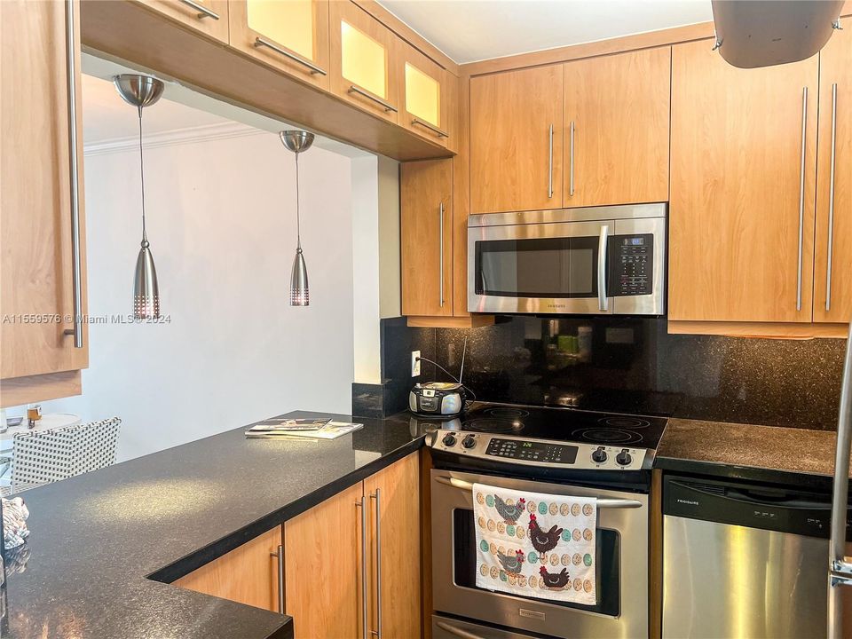 For Sale: $475,900 (1 beds, 2 baths, 682 Square Feet)