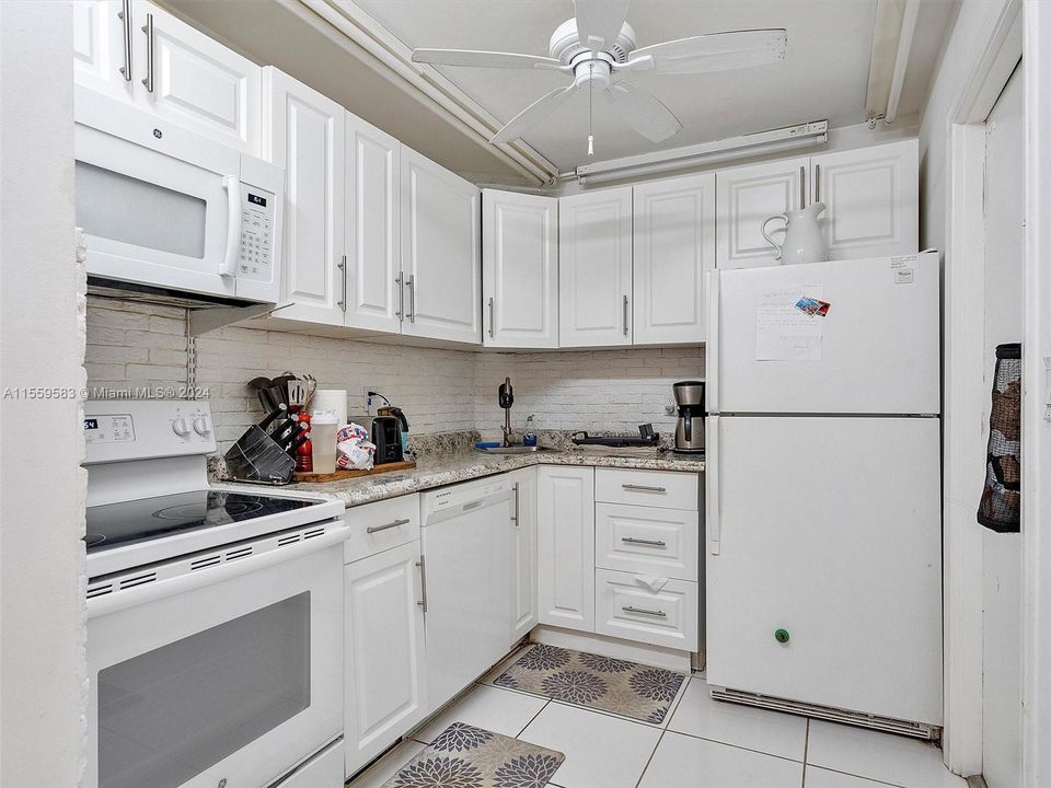 For Sale: $212,000 (1 beds, 1 baths, 750 Square Feet)