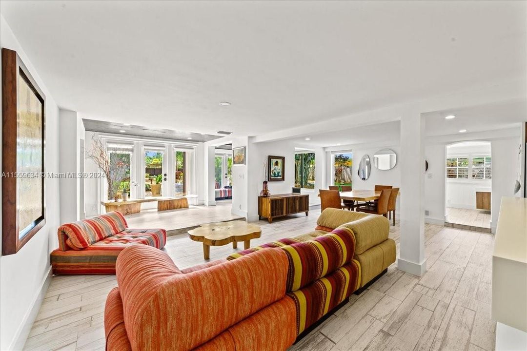 Active With Contract: $2,048,000 (3 beds, 3 baths, 2471 Square Feet)