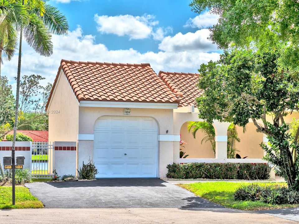 Active With Contract: $3,950 (3 beds, 2 baths, 1339 Square Feet)