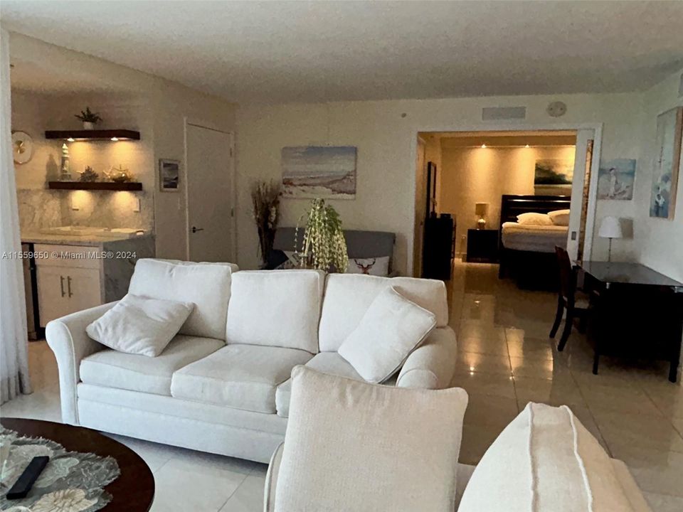 Active With Contract: $2,850 (1 beds, 1 baths, 952 Square Feet)