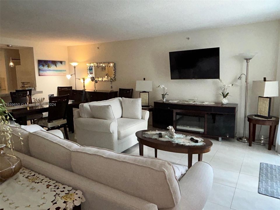 Active With Contract: $2,850 (1 beds, 1 baths, 952 Square Feet)