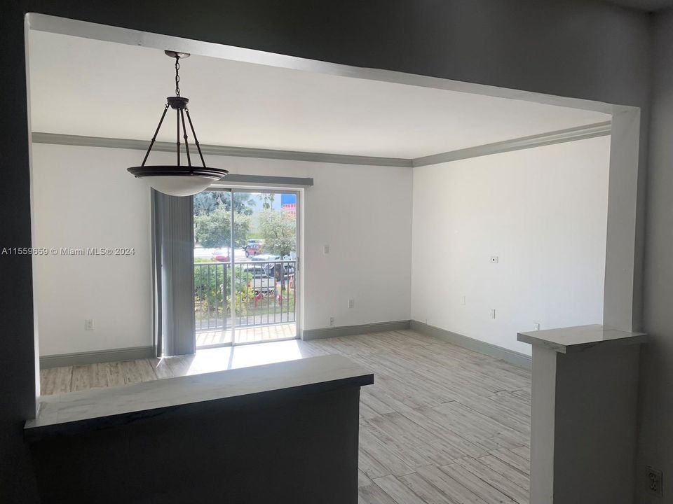 Active With Contract: $1,950 (1 beds, 1 baths, 735 Square Feet)
