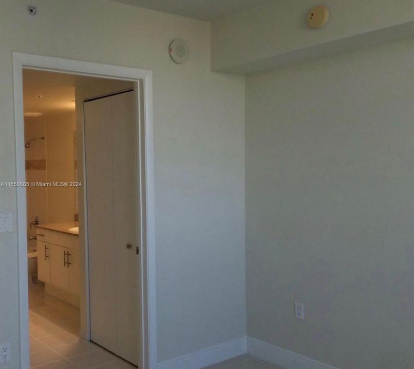 For Sale: $310,000 (1 beds, 1 baths, 670 Square Feet)
