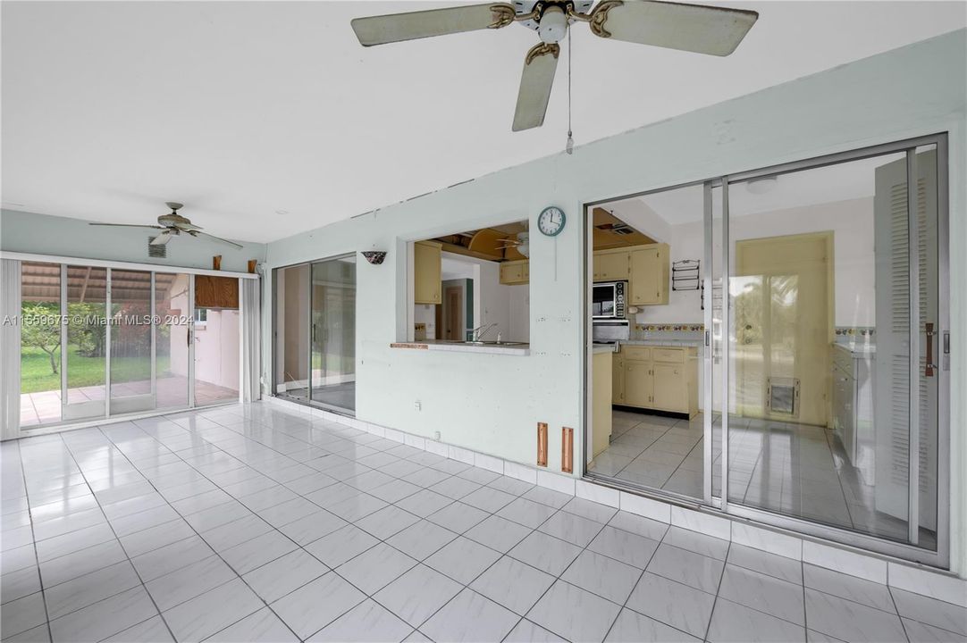 Недавно продано: $349,999 (2 спален, 2 ванн, 1182 Квадратных фут)