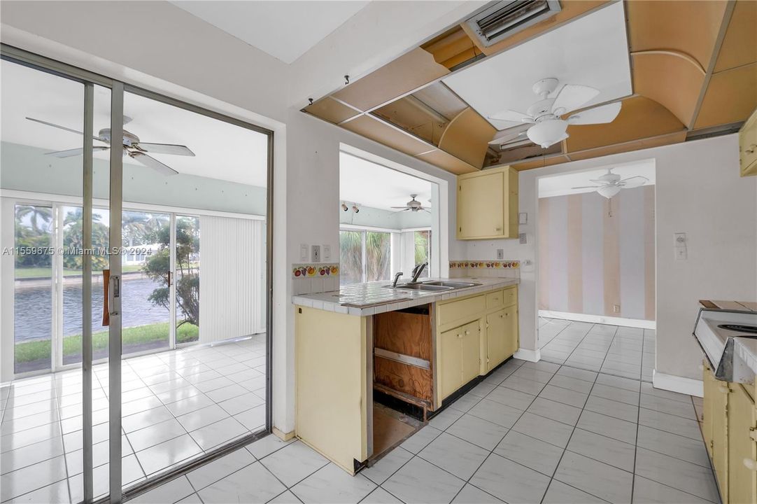 Недавно продано: $349,999 (2 спален, 2 ванн, 1182 Квадратных фут)