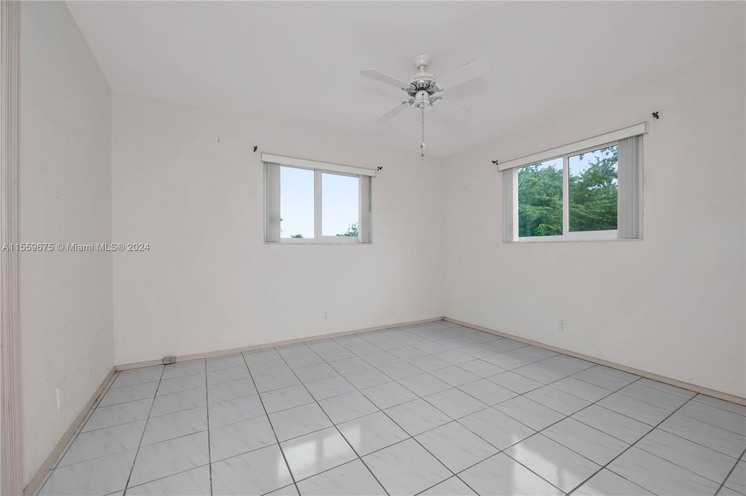 Недавно продано: $349,999 (2 спален, 2 ванн, 1182 Квадратных фут)