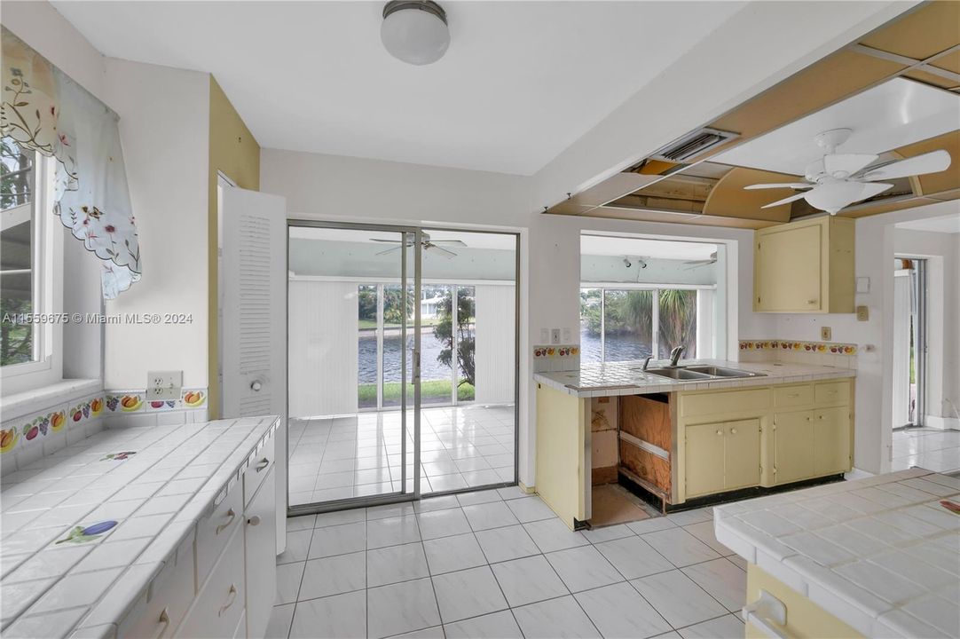 Недавно продано: $349,999 (2 спален, 2 ванн, 1182 Квадратных фут)