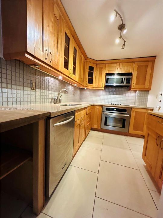 For Sale: $365,000 (2 beds, 2 baths, 1356 Square Feet)