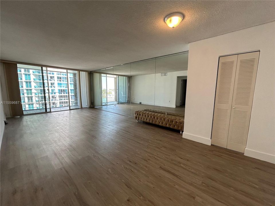 For Sale: $269,900 (1 beds, 1 baths, 940 Square Feet)