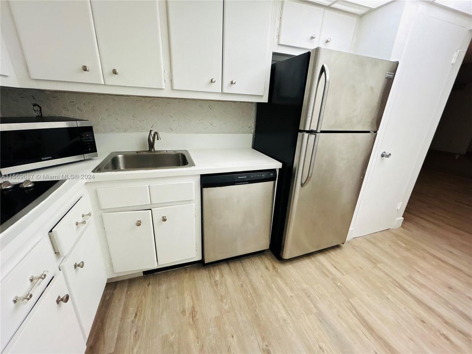 Active With Contract: $269,900 (1 beds, 1 baths, 940 Square Feet)