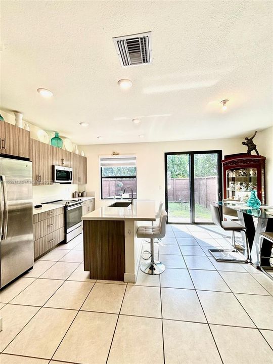 Recently Sold: $557,000 (3 beds, 2 baths, 1476 Square Feet)