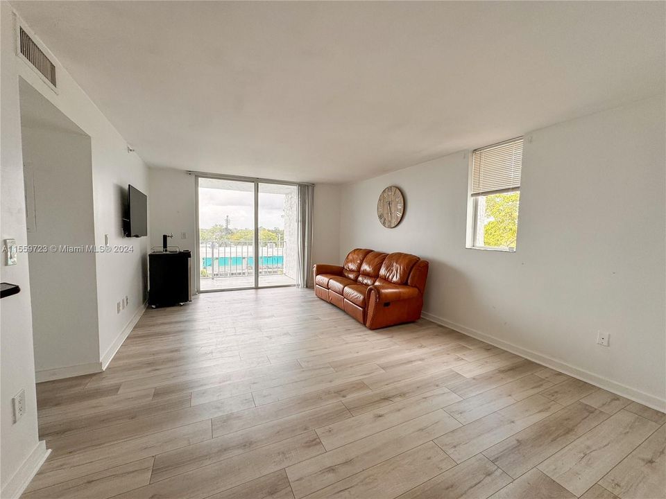 Недавно арендовано: $2,400 (1 спален, 1 ванн, 775 Квадратных фут)