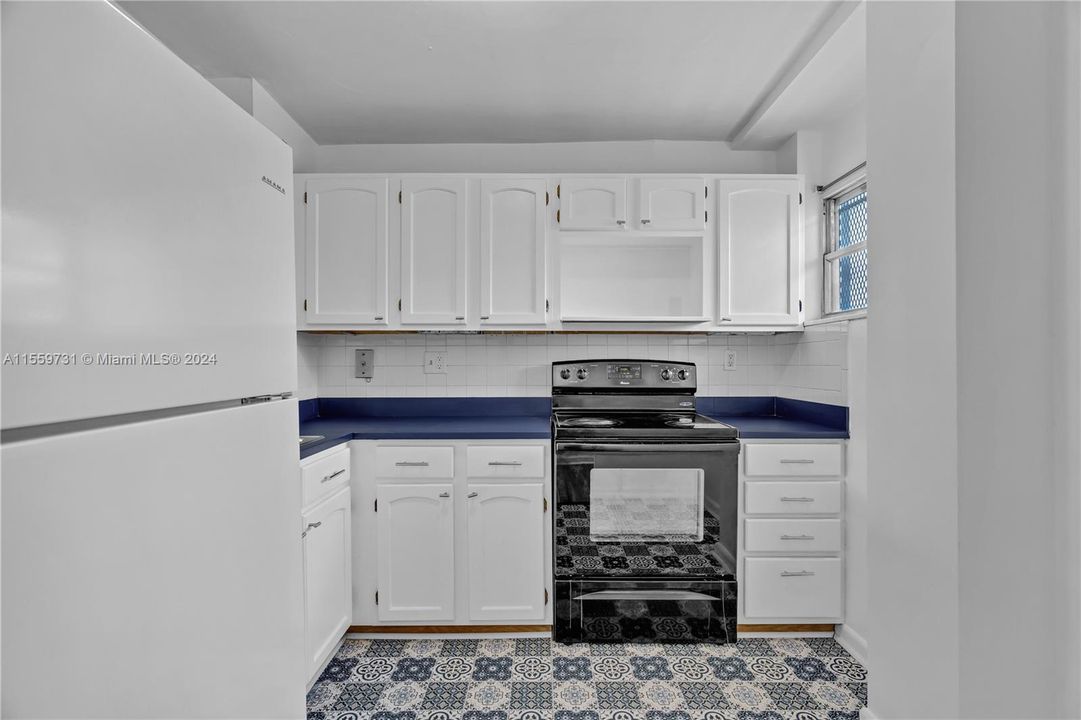 For Sale: $329,000 (1 beds, 1 baths, 670 Square Feet)
