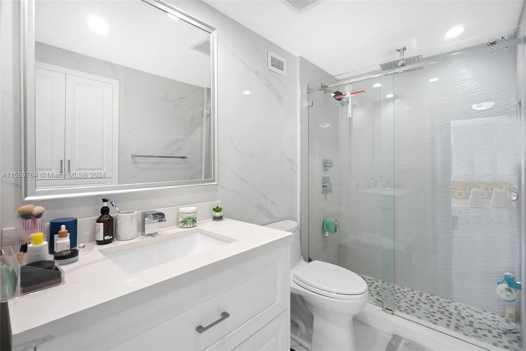 Active With Contract: $395,000 (1 beds, 1 baths, 726 Square Feet)