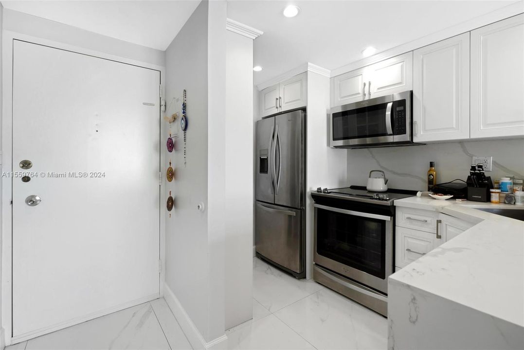 Active With Contract: $395,000 (1 beds, 1 baths, 726 Square Feet)