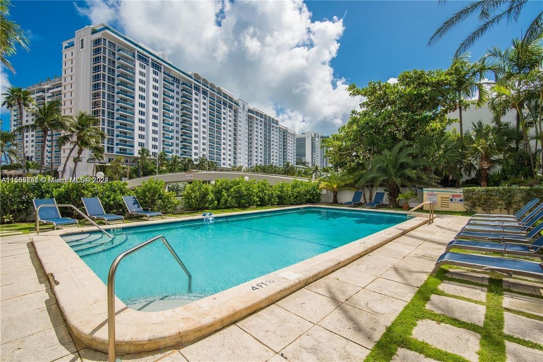 Recently Rented: $3,600 (2 beds, 2 baths, 952 Square Feet)