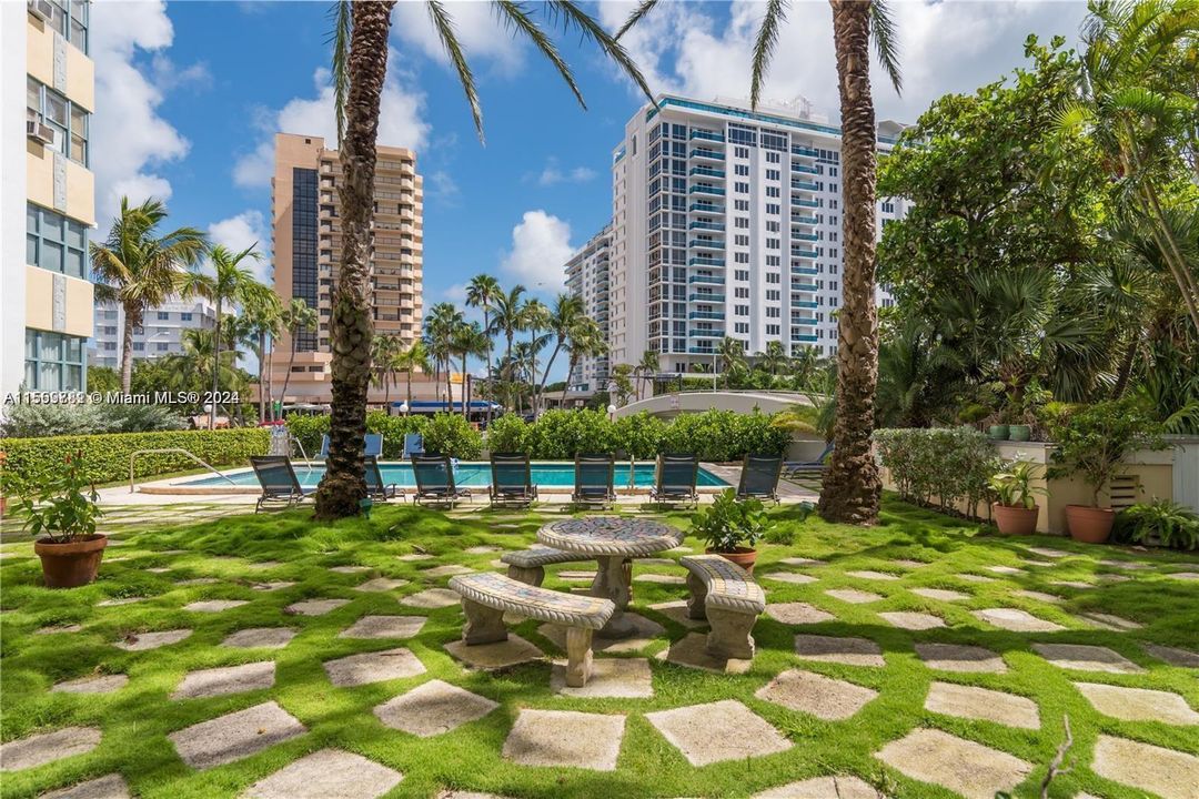 Recently Rented: $3,600 (2 beds, 2 baths, 952 Square Feet)