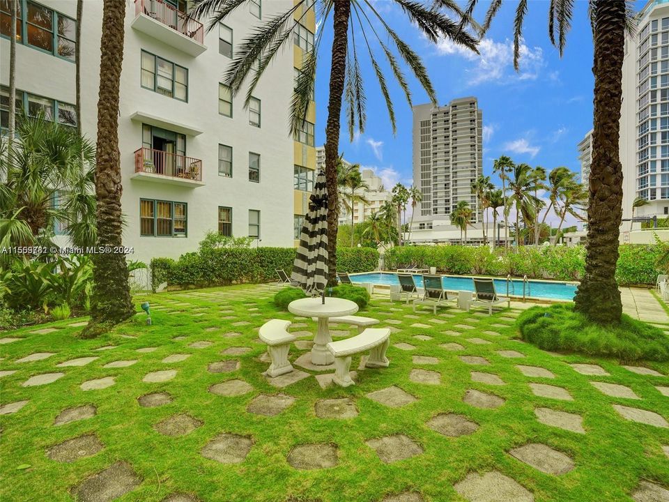 Recently Rented: $3,600 (2 beds, 2 baths, 952 Square Feet)