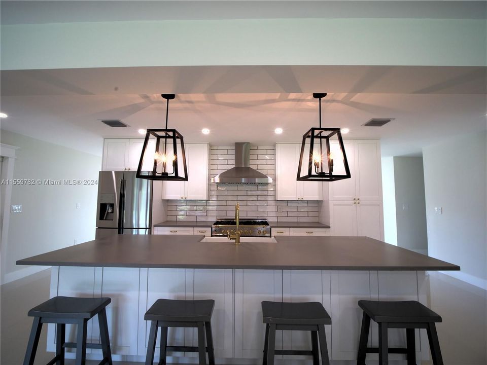 Recientemente alquilado: $6,000 (4 camas, 2 baños, 2058 Pies cuadrados)