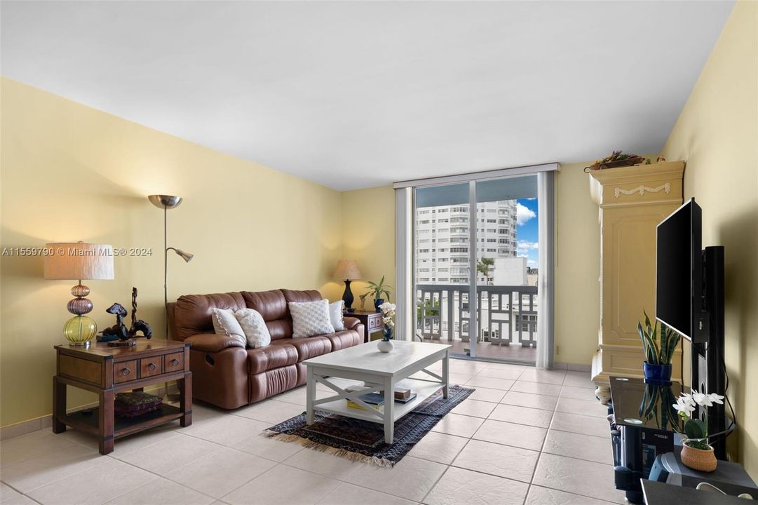 Active With Contract: $250,000 (1 beds, 1 baths, 755 Square Feet)