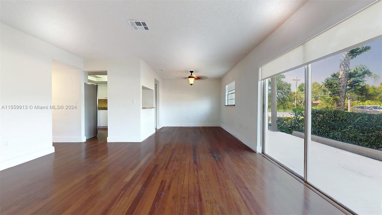 For Sale: $169,900 (2 beds, 2 baths, 996 Square Feet)