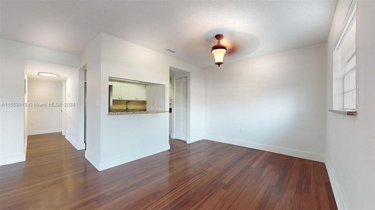 For Sale: $159,900 (2 beds, 2 baths, 996 Square Feet)