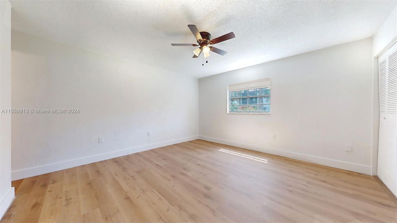 For Sale: $159,900 (2 beds, 2 baths, 996 Square Feet)