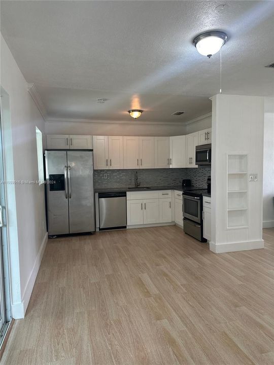 Active With Contract: $2,750 (3 beds, 1 baths, 1153 Square Feet)