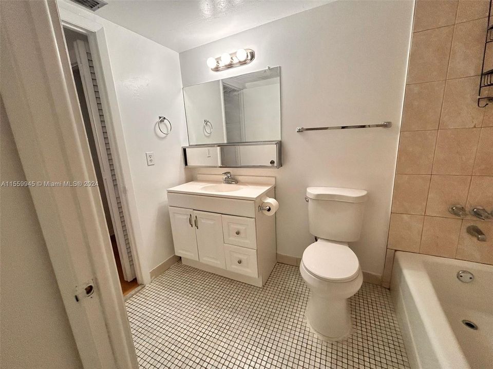 Recently Rented: $1,700 (1 beds, 1 baths, 782 Square Feet)