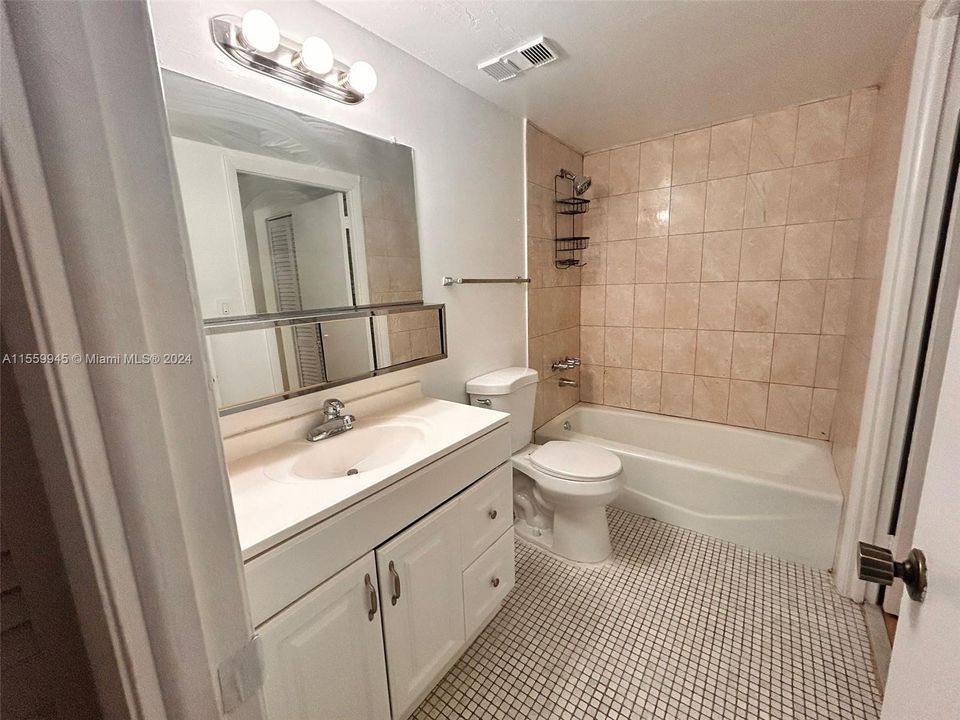 最近租的: $1,700 (1 贝兹, 1 浴室, 782 平方英尺)