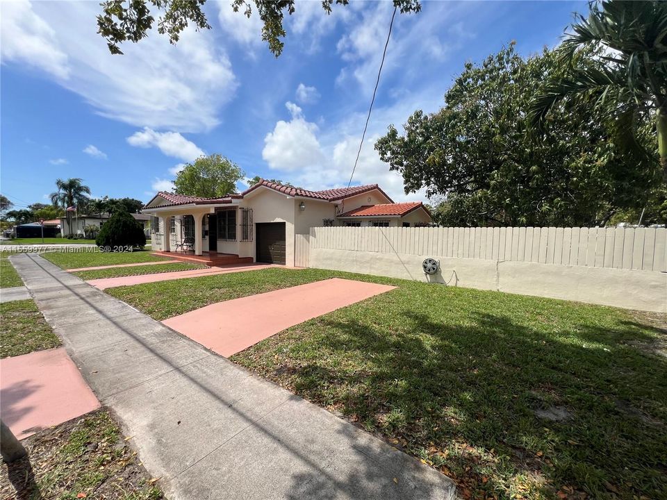 Recently Sold: $875,000 (3 beds, 2 baths, 2035 Square Feet)