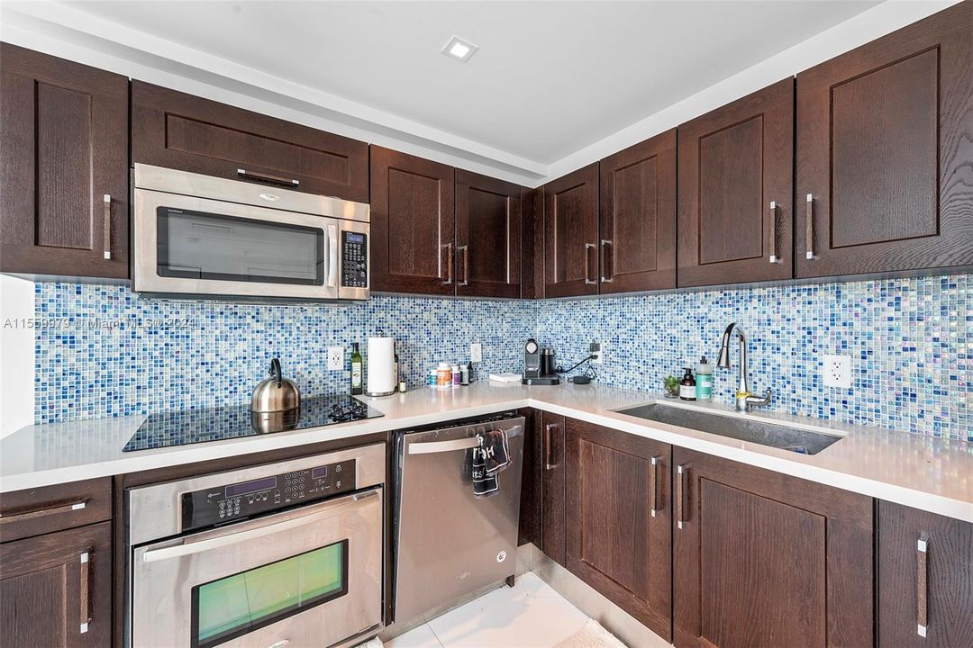 For Sale: $685,000 (1 beds, 1 baths, 796 Square Feet)