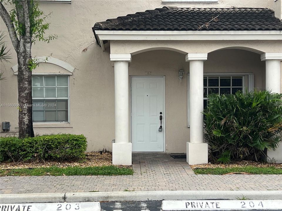 Recently Rented: $2,800 (3 beds, 2 baths, 1260 Square Feet)